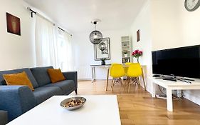 Amazing Location - City Of London- 2 Bedroom Stunning Canal View House With Private Garden,Parking & Balcony